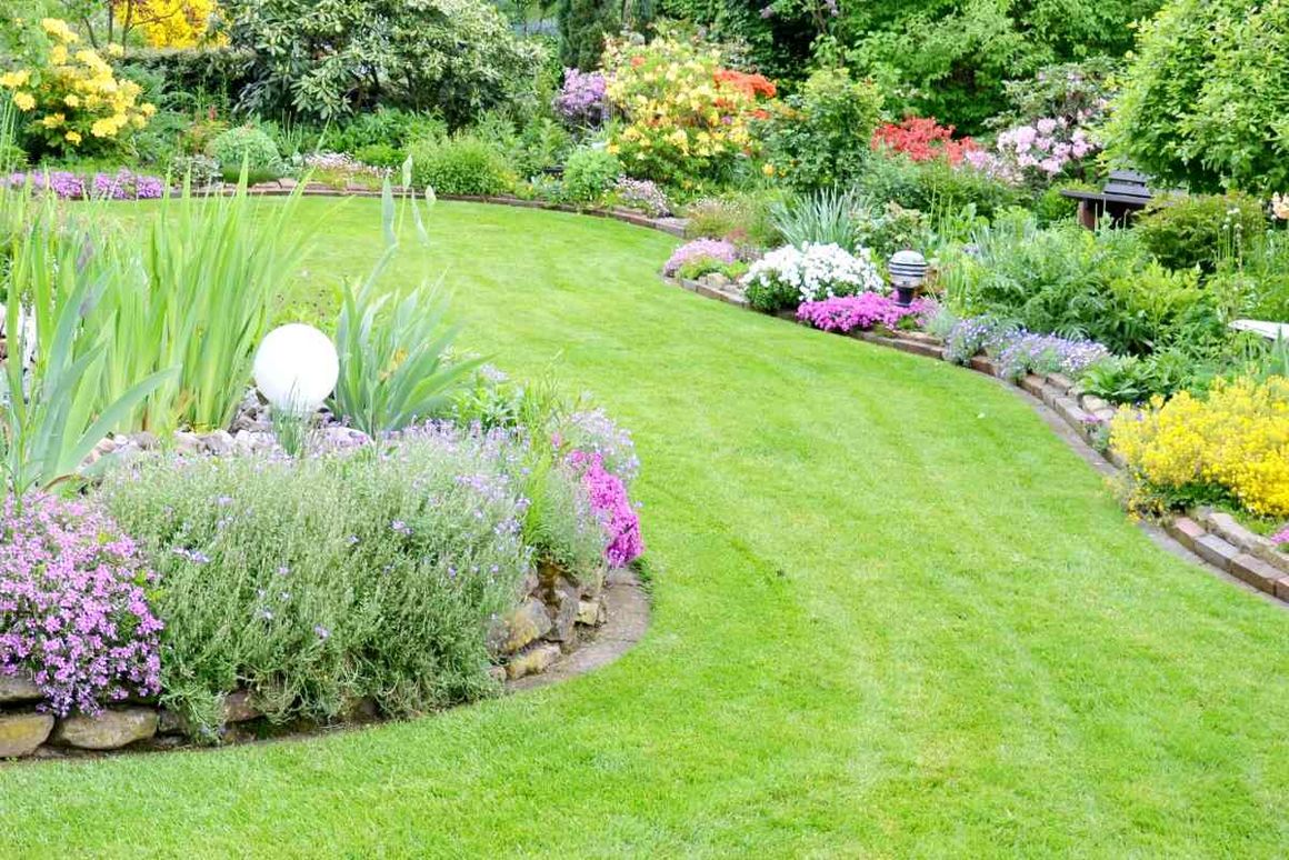 Gepflegter Garten mit Blumen